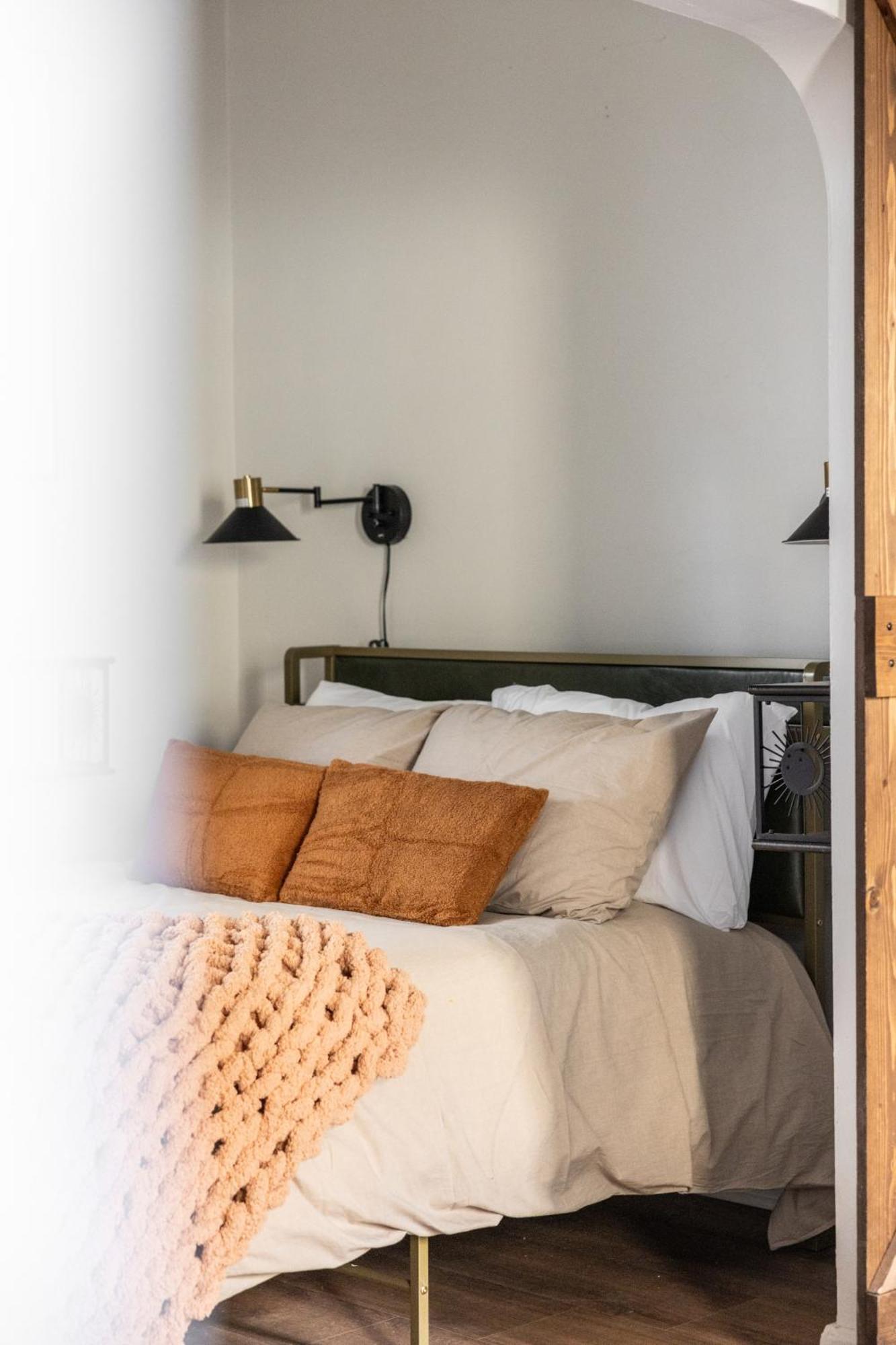 Apartamento Mid-Century Modern Retreat In Little Italy Cleveland Exterior foto